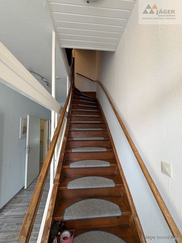 Holztreppe in das OG