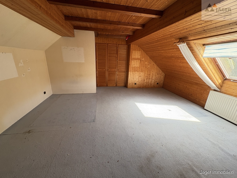 großes Dachzimmer