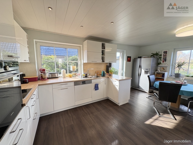 moderne, große Einbauküche