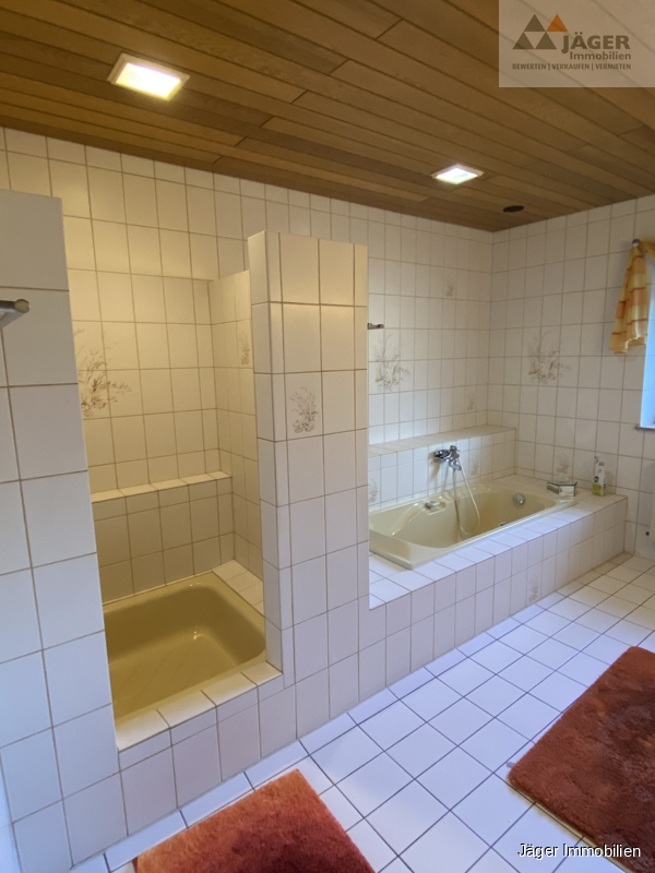 mit Wanne und Dusche