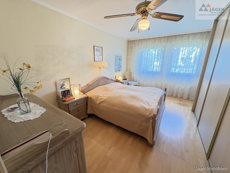 großes Schlafzimmer EG
