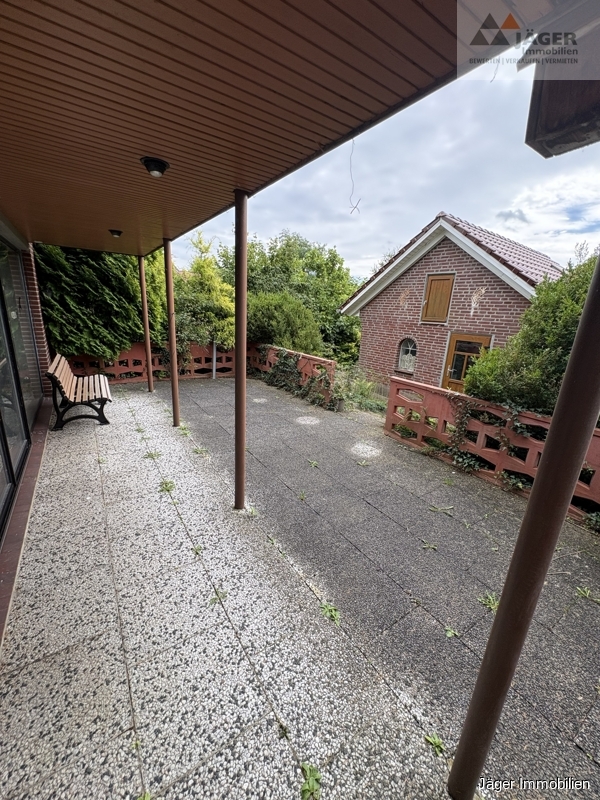 große überdachte Terrasse