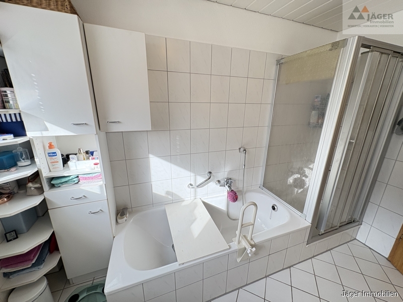 mit Dusche und Wanne