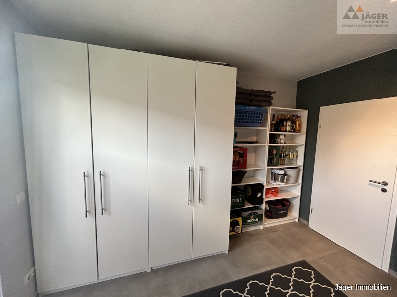 mit Platz für Schränke