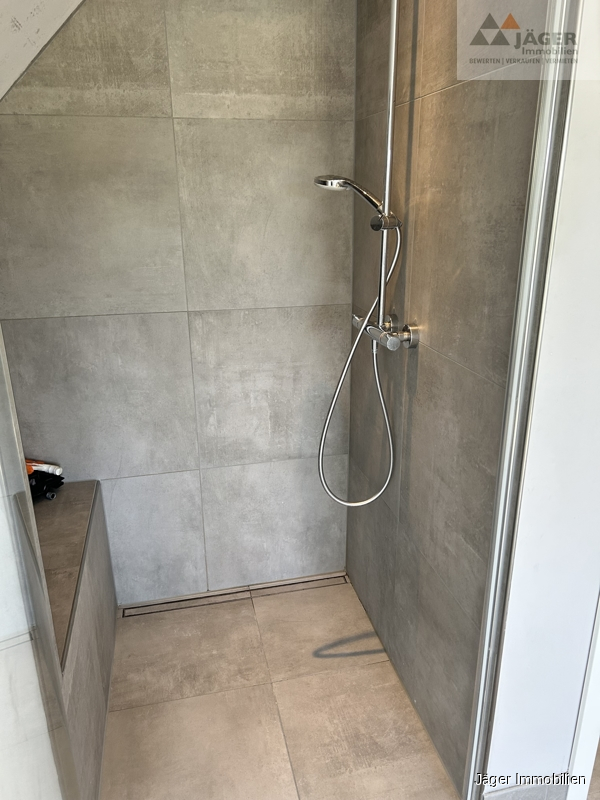 mit bodentiefer Dusche