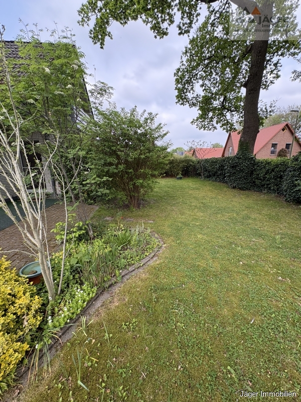 seitlicher Gartenbereich
