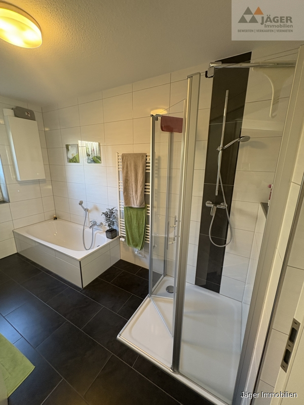 Bad mit Wanne und Dusche