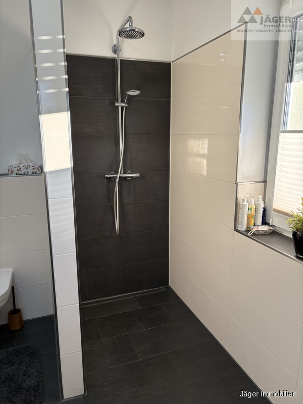 und bodengleicher Dusche