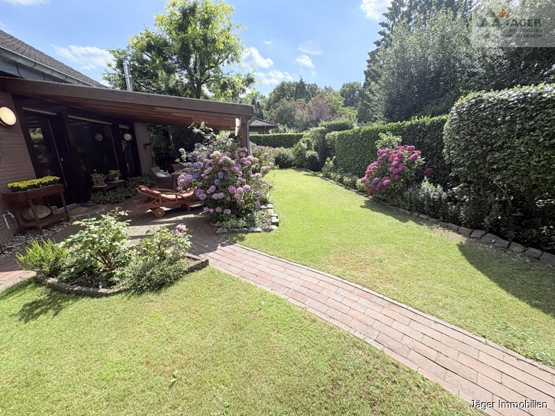 gepflegter Gartenbereich