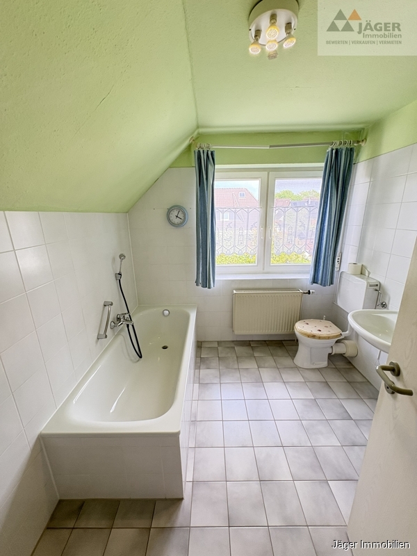 helles Badezimmer mit Wanne