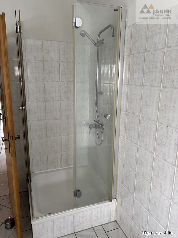 mit Dusche und Wanne